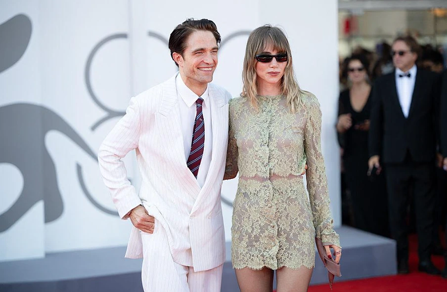 Robert Pattinson and Suki Waterhouse