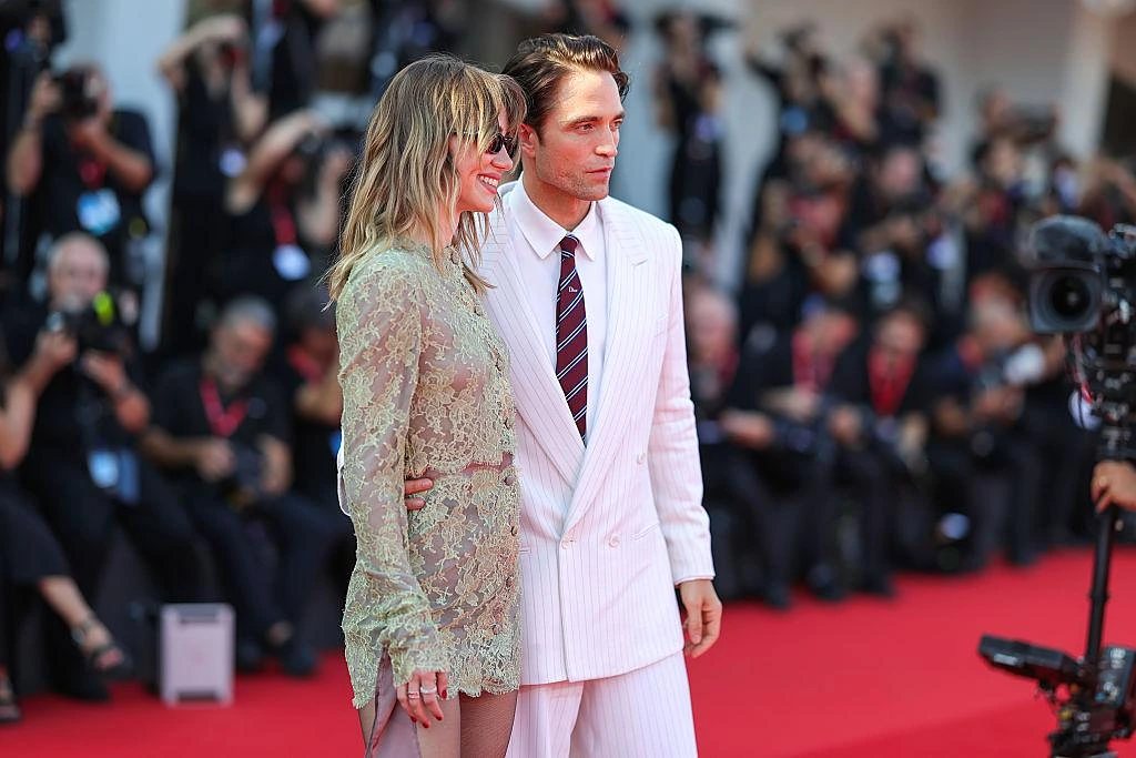 Robert Pattinson Suki Waterhouse