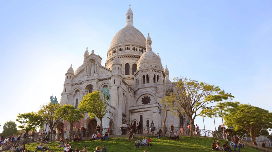 Sacré-Cœur, Where The Praying Has Not Stopped Since 1 August 1885